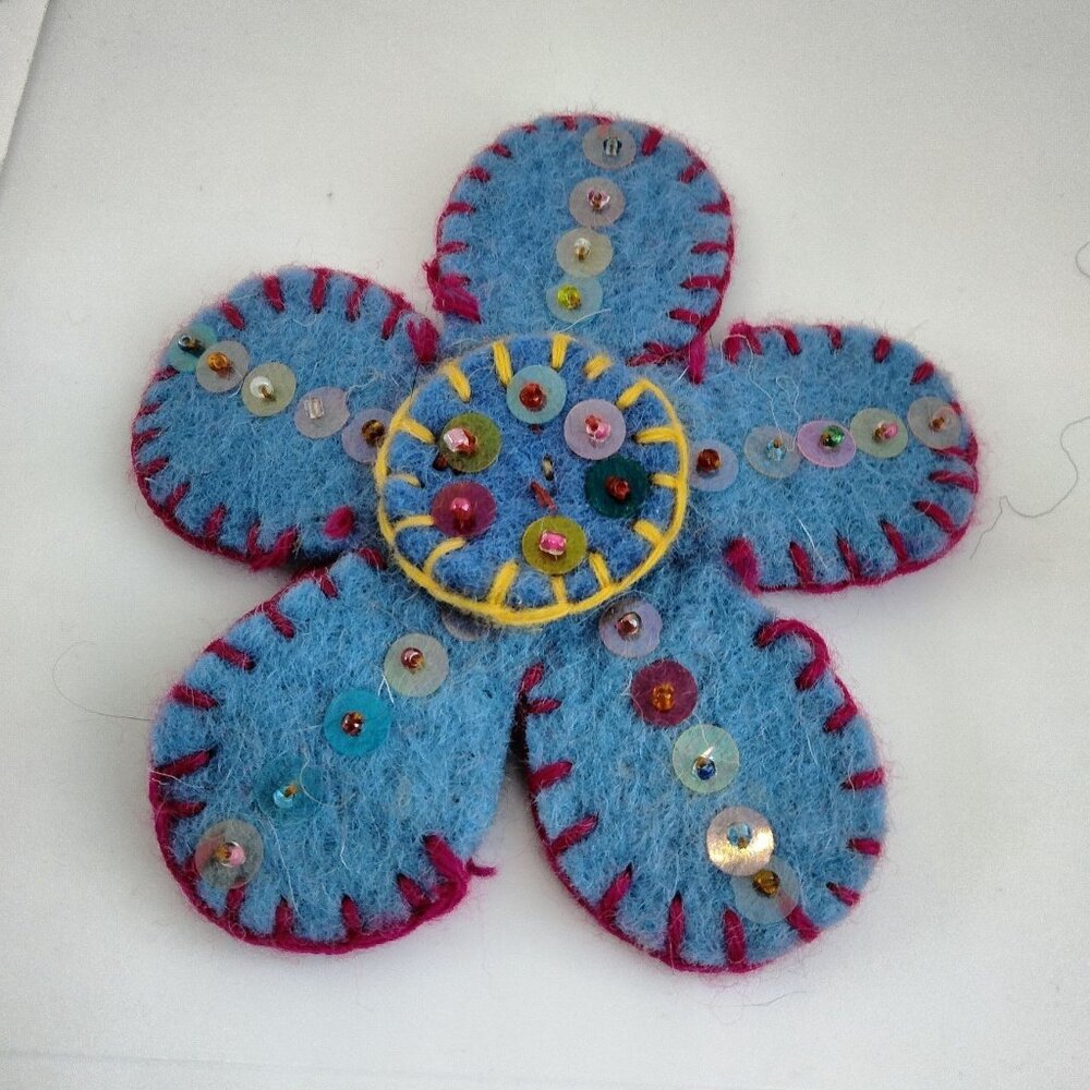 Felt Daisy Pin Brooch Blue Boutonniere Lapel Embroidered Sequin - Picture 3 of 5